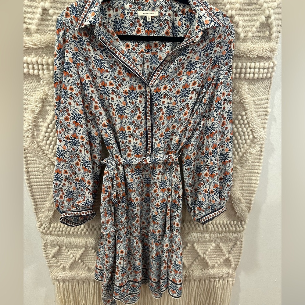 Max Studio long sleeve boho Tie waist with pockets size large Floral Dress